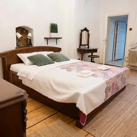 Golden Horse Apartment *